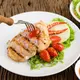 Salad ayam panggang dengan dressing berbahan dasar yogurt ini memberikan tekstur creamy yang tetap ringan. (Foto/dok: Freepik/jcomp)