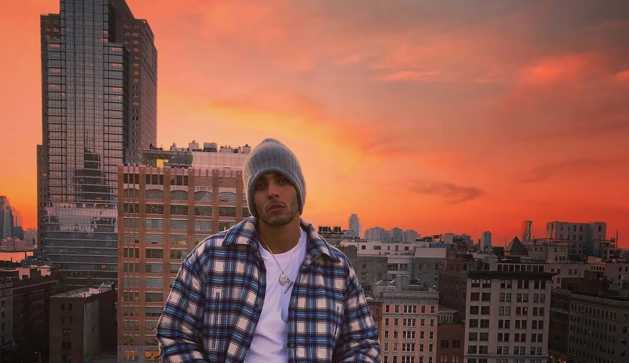 Dilansir dari HollywoodLife, ini adalah tahun pertama Younes Bendjima datang ke pesta Natal keluarga Kardashian. (instagram/younesbendjima)