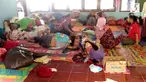 Pengungsi korban tsunami Selat Sunda belum berani kembali ke rumah. Hujan dan  longsong di Banten membuat mereka takut kembali ke rumah