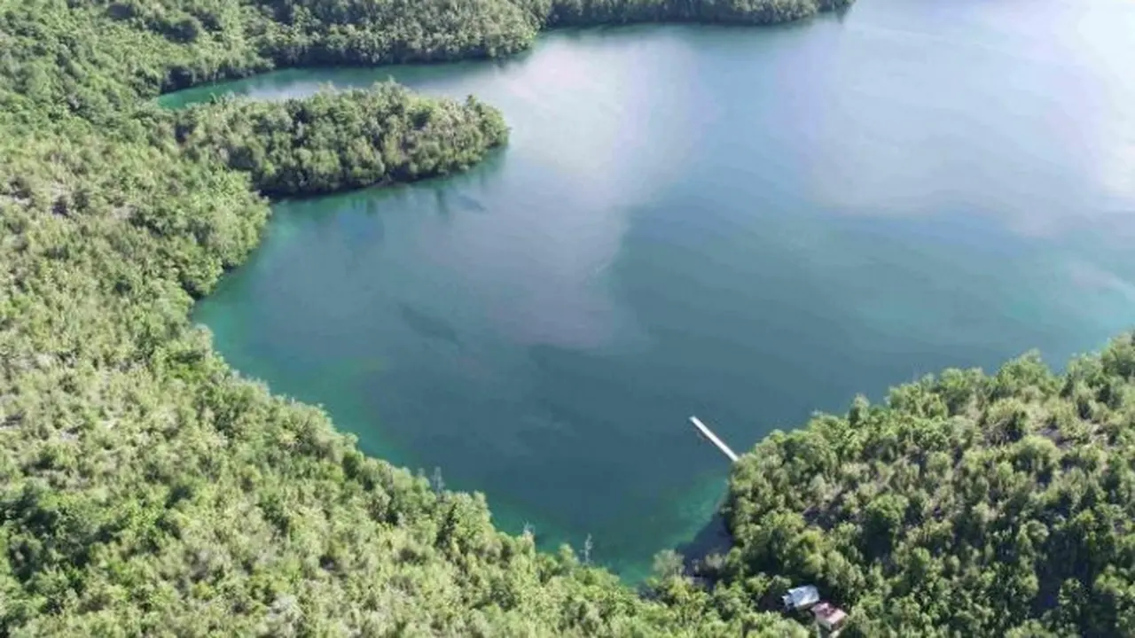 Danau Paisu Batongan di Desa Wisata Mbuang-Mbuang
