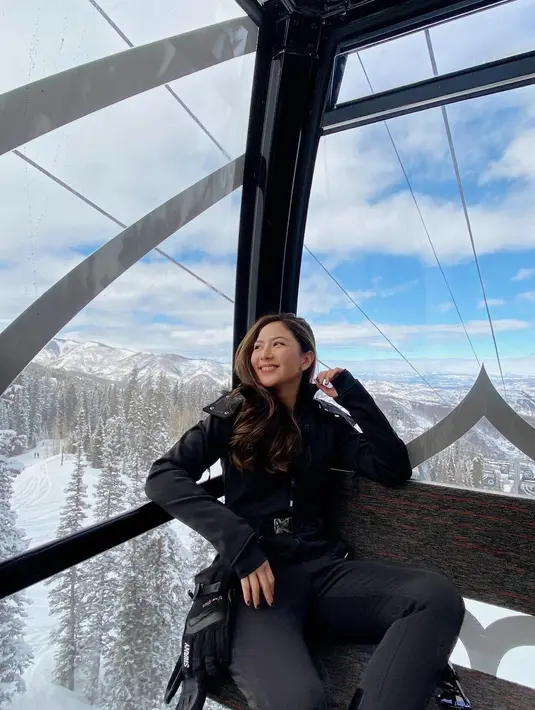 <p>Berfoto di dalam kereta, Jessica Mila terihat mengenakan jaket tipis berlengan panjang, dengan legging hitam, tampilan yang lagi-lagi all black outfit yang bisa kamu tiru, Sahabat FIMELA! Foto: Instagram.</p>