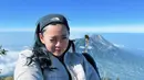 <p>Influencer Wendy Walters juga hobi naik gunung, ia pernah mendaki gunung Merbabu dengan mengenakan jaket padding putihnya. [Instagram/wendywalters]</p>
