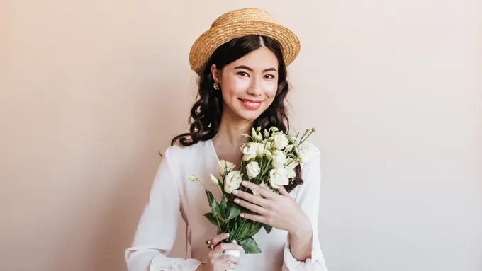 karakter zodiak memegang bunga