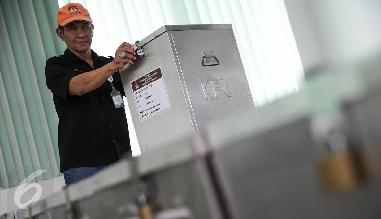 Petugas Pemungutan Suara (PPS) mengecek 104 kotak suara di Kelurahan Menteng, Jakarta, Kamis (13/4). Sebagian besar logistik untuk Pilkada DKI 2017 pada 19 April mendatang telah didistribusikan sampai tingkat kelurahan. (Liputan6.com/Faizal Fanani)