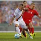 Lucas Leiva (kanan) berebut bola dengan Radja Nainggolan (REUTERS/Brian Snyder)