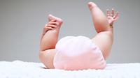 Kaum ibu kerap tak tega mengganti popok saat bayinya tertidur lelap. Yang perlu diingat, keseringan mengganti popok bisa membuat bayi stres.