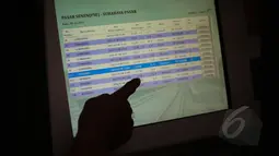 Calon penumpang kereta melakukan reservasi tiket mudik Lebaran di Stasiun Pasar Senen, Jakarta, Senin (13/4/2015). PT KAI mulai menjual tiket kereta untuk keberangkatan H-10 lebaran melalui reservasi online maupun loket. (Liputan6.com/Faizal Fanani)