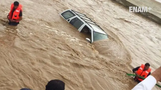 Setidaknya dua orang meninggal dan beberapa lainnya dinyatakan hilang dalam kurun lima hari akibat hujan deras dan banjir yang melanda sejumlah tempat di Arab Saudi. banjir Arab Saudi juga merendam ratusan kendaraan dan rumah.