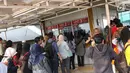 Calon penumpang antre membeli tiket kertas di Stasiun Depok Baru, Jawa Barat, Senin (23/7). PT Kereta Commuter Indonesia (KCI) di wilayah Jabodetabek memberlakukan pembelian tiket kertas pengganti tiket elektronik KRL. (Liputan6.com/Immanuel Antonius)