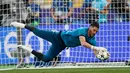 Kiper Real Madrid Kiko Casilla melakukan sesi latihan menjelang final Liga Champions di NSC Olimpiyskiy Stadium, Kiev, Jumat (25/5). Final Liga Champions akan mempertemukan raksasa Spanyol, Real Madrid melawan wakil Inggris, Liverpool. (AP/Pavel Golovkin)