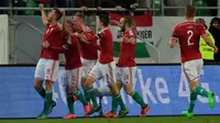 Para pemain Hungaria merayakan gol ke gawang Norwegia pada leg kedua play-off Piala Eropa di Groupama Arena, Budapest, Senin (16/11/2015) dini hari WIB. (AFP PHOTO / Attila Kisbenedek)