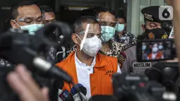 Wali Kota Cimahi Ajay Muhammad Priatna meninggalkan Gedung KPK Jakarta, Sabtu (28/11/2020). Ajay Priatna diduga menerima suap sebesar Rp 1,661 miliar dari total kesepakatan Rp 3,2 miliar. (Liputan6.com/Johan Tallo)