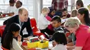 Pangeran William berbincang dengan pasien anak di Rumah Sakit Anak Evelina di London, Inggris (11/12). Kunjungan ke RS ini pernah dilakukan William bersama mendiang ibunya, Putri Diana. (Chris Jackson/Pool via AP)