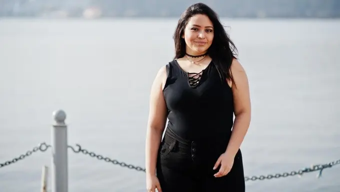 Ilustrasi Atasan untuk Wanita Curvy (Credit:  ASphotofamily/freepik)