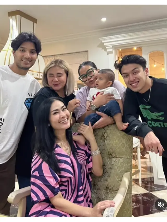 Iis Dahlia buka puasa bersama Gautam Nain dan teman artis (Foto: IG isdadahlia)