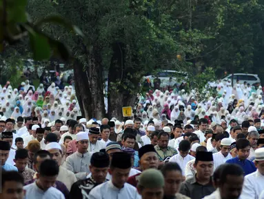 Ribuan umat muslim saat melaksanakan Salat Idul Fitri 1437 H di Kebun Raya Bogor, Rabu (6/7). Tahun ini, Pemkot Bogor menyelenggarakan Salat Id yang dipusatkan di Kebun Raya. (Liputan6.com/Helmi Fithriansyah)