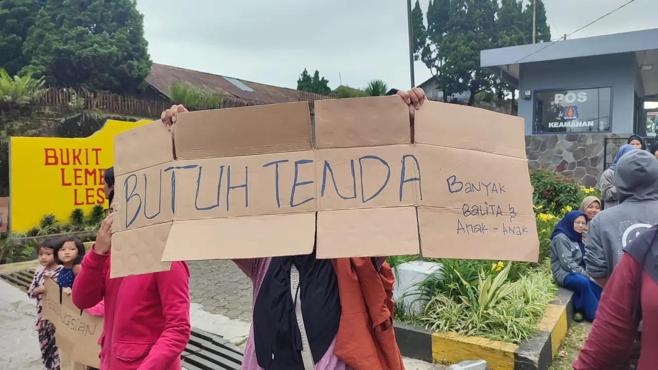 Warga korban gempa Cianjur membutuhkan tenda.