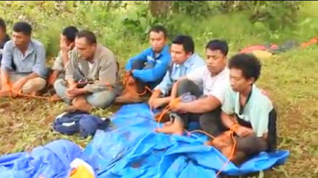 Sepuluh orang karyawan PT GKP diikat warga dengan tali, setelah menyerobot lahan warga, Jumat (23/8/2019).(Liputan6.com/Ahmad Akbar Fua)