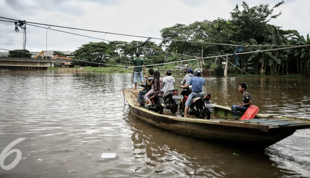Perahu eretan masih menjadi primadona pemotor untuk mempersingkat jarak dan waktu dari Teluk Gong menuju Pluit, Jakarta, Rabu (10/2/2016). Pemotor hanya dikenakan biaya Rp 2000 untuk sekali penyebrangan. (Liputan6.com/Faizal Fanani)
