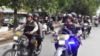 Polisi sabhara Polrestabes Makassar patroli menyisir sejumlah jalan rawan aksi kejahatan (Liputan6.com/ Eka Hakim)
