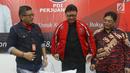 Mendagri Tjahjo Kumolo (tengah) bersama Sekjen PDIP Hasto Kristiyanto usai memberi keterangan terkait persiapan HUT ke-46 PDIP, Jakarta, Kamis (3/1). HUT PDIP akan dilaksanakan berbarengan dengan Rakornas 10 Januari. (Liputan6.com/Helmi Fithriansyah)