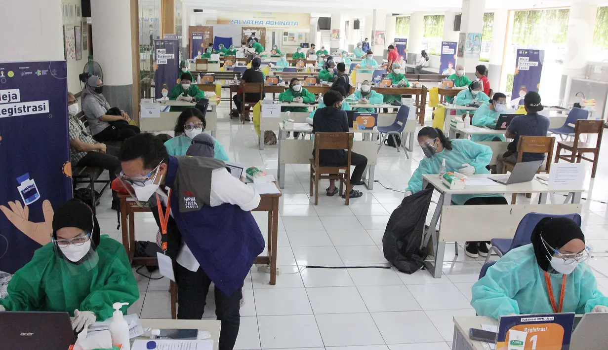 Warga divaksin pada vaksinasi massal di sentra vaksinasi Covid-19 HIPMI Jaya di Labschool Kebayoran, Jakarta, Selasa (06/7/2021). Vaksinasi bagi anggota HIPMI Jaya, pelaku UMKM dan masyarakat bertujuan untuk membantu percepatan vaksinasi di DKI Jakarta. (Liputan6.com/HO/HIPMI)