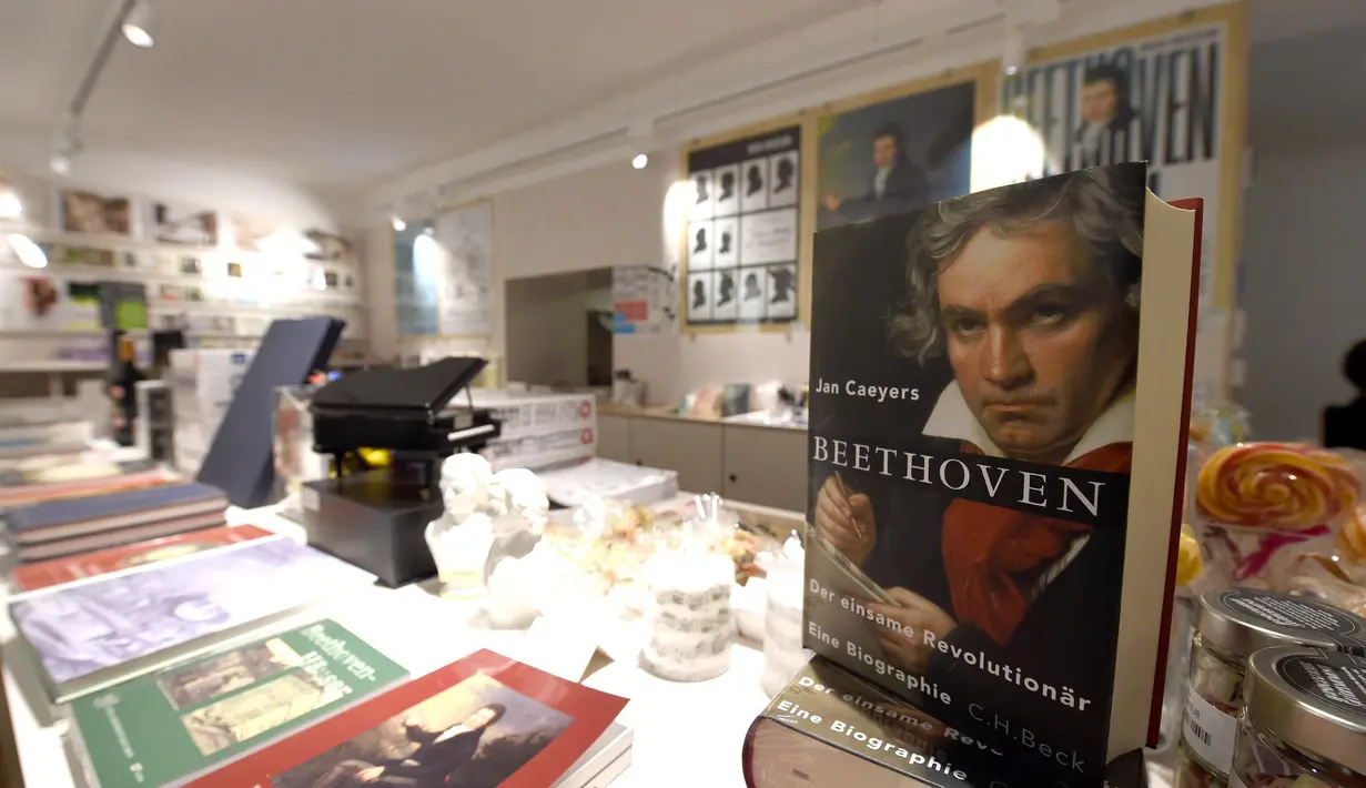 Buku-buku yang dijual di Museum Beethoven di Wina, Austria (2/7/2020). Museum Beethoven dibuka kembali pada Rabu (1/7) setelah ditutup sementara karena pandemi COVID-19. (Xinhua/Guo Chen)