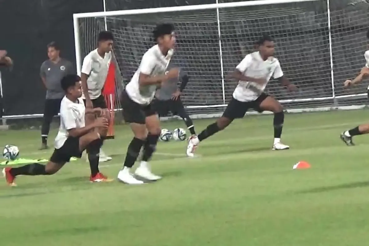 Pemain Timnas Indonesia U-17 saat latihan di Surabaya, Selasa malam (7/11/2023). (Dian Kurniawan/Liputan6.com)