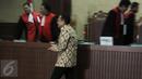 Irman Gusman usai menjalani sidang di Pengadilan Tipikor Jakarta, Senin (20/2). Irman beserta kuasa hukumnya meminta kepada Majelis Hakim untuk meminta waktu untuk memikirkan apakah akan banding atau menerima vonis tersebut. (Liputan6.com/Helmi Afandi)