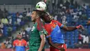 Gelandang Kongo, Merveille Bokadi (kanan) beradu kepala dengan penyerang Maroko, Aziz Bouhaddouz saat Piala Afrika 2017 di Oyem, Gabon pada 16 Januari 2017. (AFP PHOTO / ISSOUF Sanogo)
