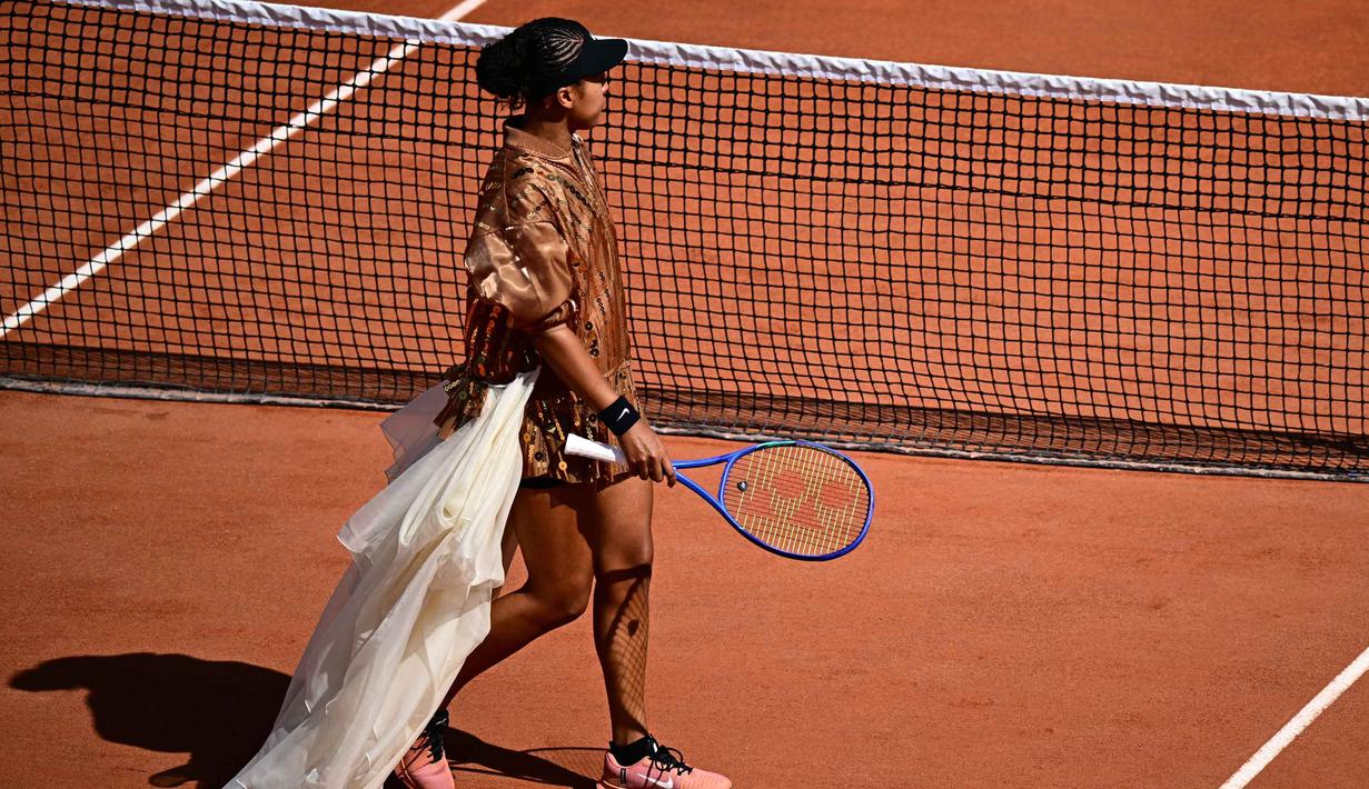 Naomi Osaka dari Jepang melakukan pemanasan sebelum pertandingan tunggal putri melawan Donna Vekic (Kroasia) pada hari ke-5 turnamen Prancis Terbuka 2026 di Lapangan Simonne-Mathieu, Kompleks Roland-Garros, Paris pada Kamis 28 Mei 2026. (JULIEN DE ROSA/AFP)
