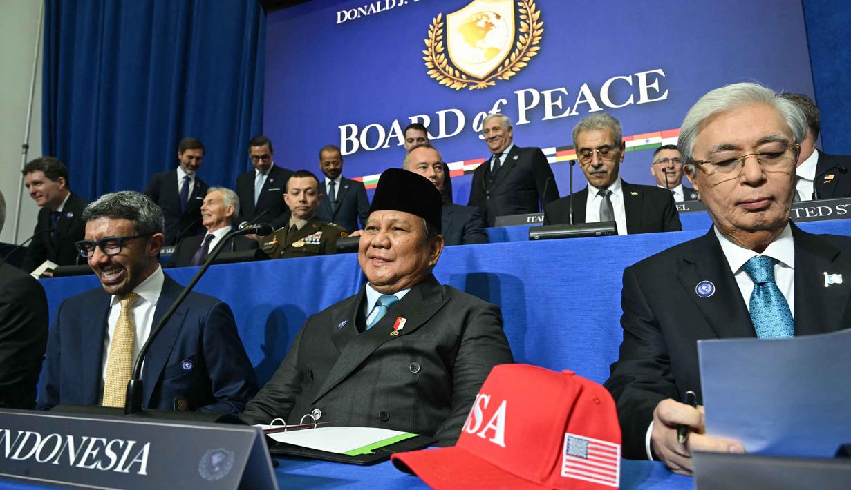 Presiden Prabowo Subianto menyampaikan Indonesia akan berkomitmen penuh terhadap 20 poin perdamaian tersebut hingga tercapainya kemerdekaan Palestina. Tampak dalam foto, Presiden Republik Indonesia, Prabowo Subianto (depan tengah) dan Presiden Kazakhstan, Kassym-Jomart Tokayev (depan kanan) menghadiri pertemuan perdana Dewan Perdamaian yang diselenggarakan oleh Presiden Amerika Serikat, Donald Trump, di Institut Perdamaian AS di Washington, DC, pada 19 Februari 2026. (SAUL LOEB/AFP)