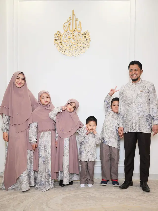 8 Potret Oki Setiana Dewi dan Keluarga Pakai Baju Kembar, Inspirasi saat Lebaran