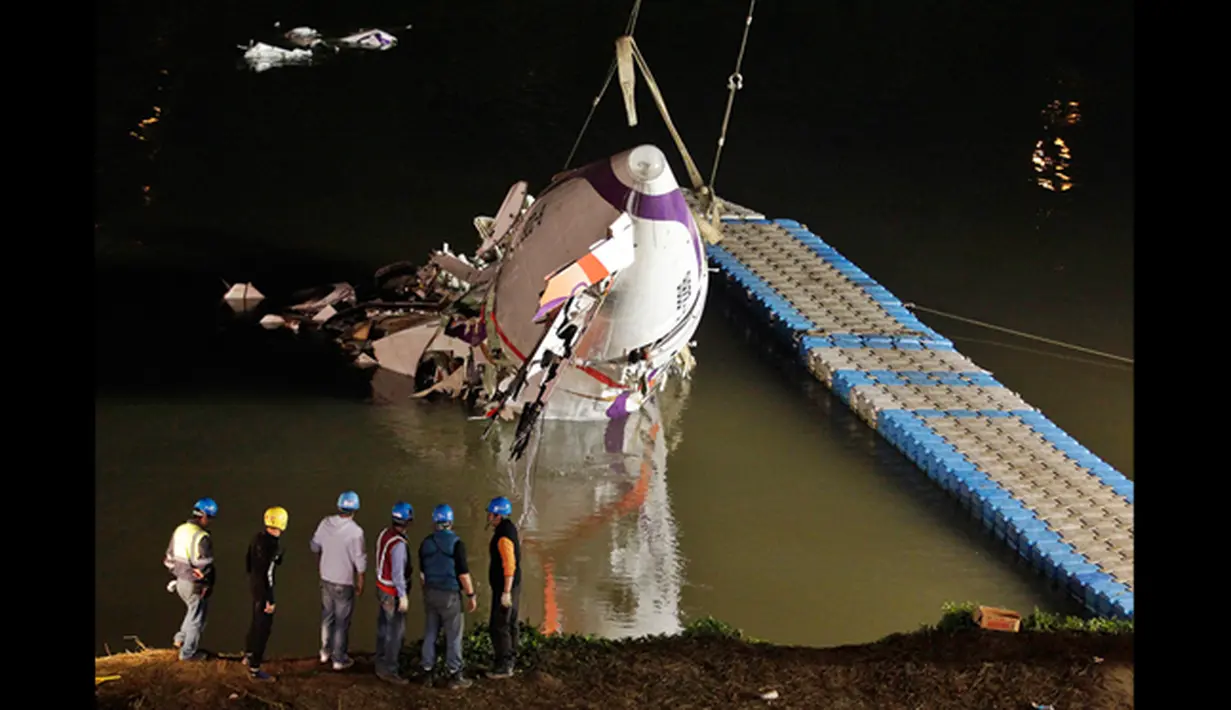 Kepala pesawat TransAsia Airways turboprop ATR 72-600 saat diangkat oleh petugas di sungai Taipe, Taiwan, Rabu (4/2/2015).  Pesawat yang mengangkut 58 penumpang dan awak pesawat itu terhempas ke sungai saat hendak lepas landas. (REUTERS/Pichi Chuang)