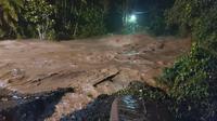 Banjir di Nagari Manggilang, Kabupaten Limapuluh Kota Sumatera Barat, Kamis (29/4/2021) malam. (Liputan6.com/ist)