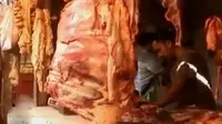 Andalkan sapi lokal, namun para pedagang kini mengaku kebingungan karena stok daging sapi lokal di Garut sudah menipis.
