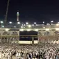 Umat muslim mengelilingi Kabah saat melakukan ibadah haji di Masjidil Haram, Mekah, Arab Saudi (28/8). Umat Muslim dari berbagai negara setiap tahunnya melaksanakan ibadah haji pada tanggal 8-12 Dzulhijjah. (AP Photo / Khalil Hamra)