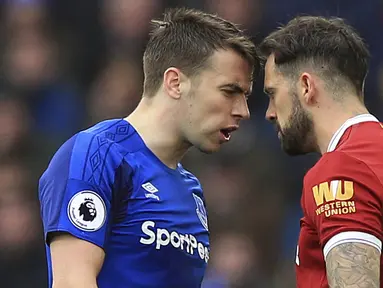 Striker Liverpool, Danny Ings, bersitegang dengan bek Everton, Seamus Coleman, pada laga Premier League di Stadion Goodison Park, Liverpool, Sabtu (7/5/2018). Kedua klub bermain imbang 0-0. (AP/Peter Byrne)