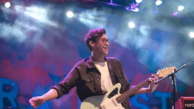 7 Gaya Ardhito Pramono saat di Atas Panggung, Curhatannya Soal Nasib Musisi Viral