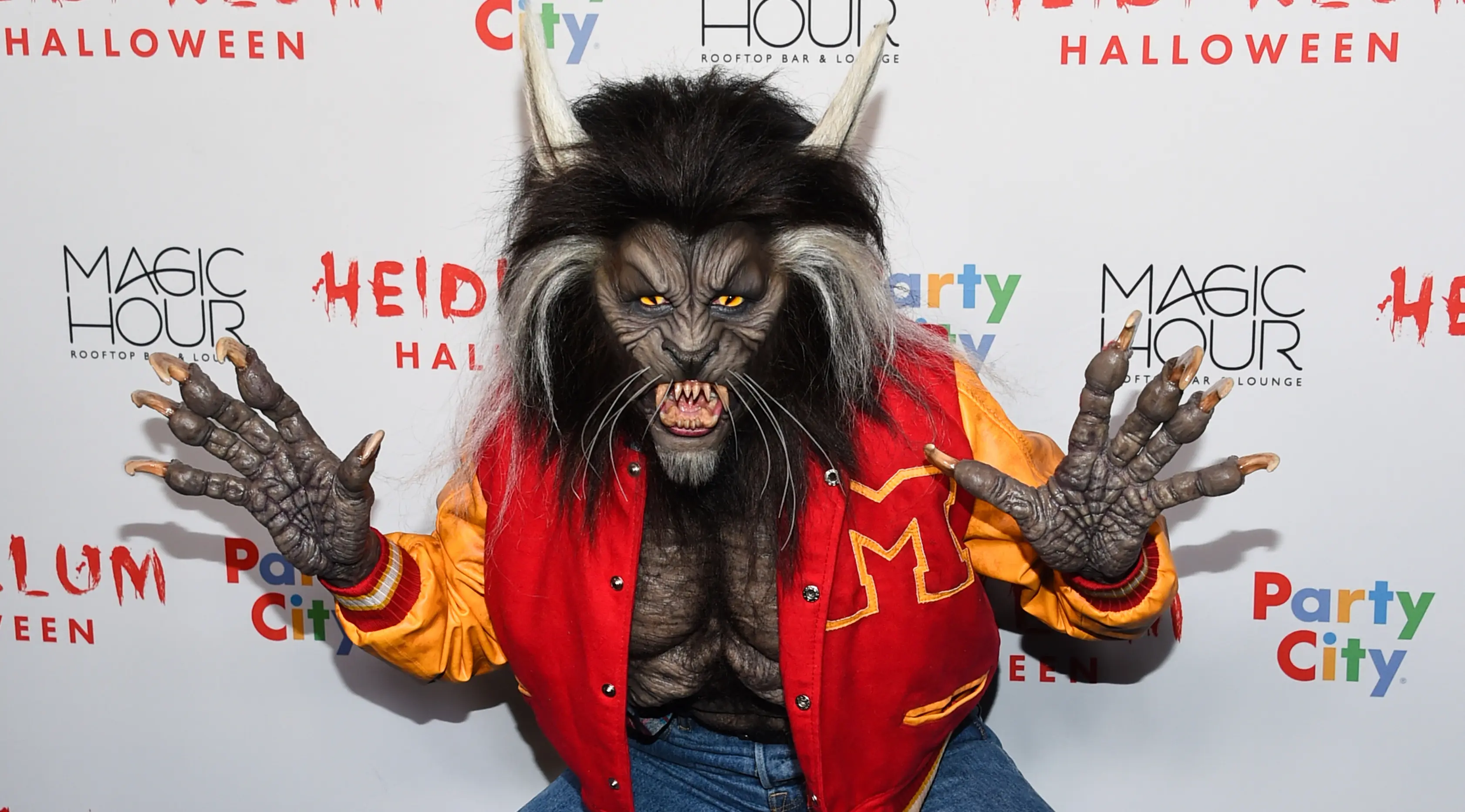 Model asal Jerman, Heidi Klum mengenakan kostum manusia serigala saat menghadiri pesta Halloween di New York, Selasa (31/10). Heidi bahkan sama sekali tak bisa dikenali lewat kostum Halloween-nya tahun ini. (Photo by Evan Agostini/Invision/AP)