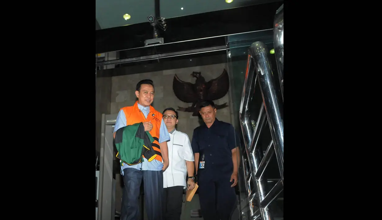 Ade Swara yang tiba di KPK dengan mengenakan rompi oranye itu hanya bungkam, Jakarta, Selasa (19/8/14). (Liputan6.com/Herman Zakharia)