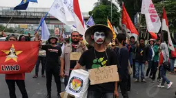 Sejumlah elemen mahasiswa berunjuk rasa di depan gedung DPR RI, Jakarta, (14/10/2014). Dalam aksinya, mahasiswa menolak disahkannya UU Pilkada. (Liputan6.com/Helmi Fithriansyah)