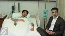 Reza Rahadian dijenguk bos MD Pictures, Manoj Punjabi (kanan) di Rumah Sakit Medistra, Jakarta, Kamis (31/03/2016).  Reza terdiagnosa sakit tifus yang harus dirawat di rumah sakit beberapa hari. (Liputan6.com/Herman Zakharia)