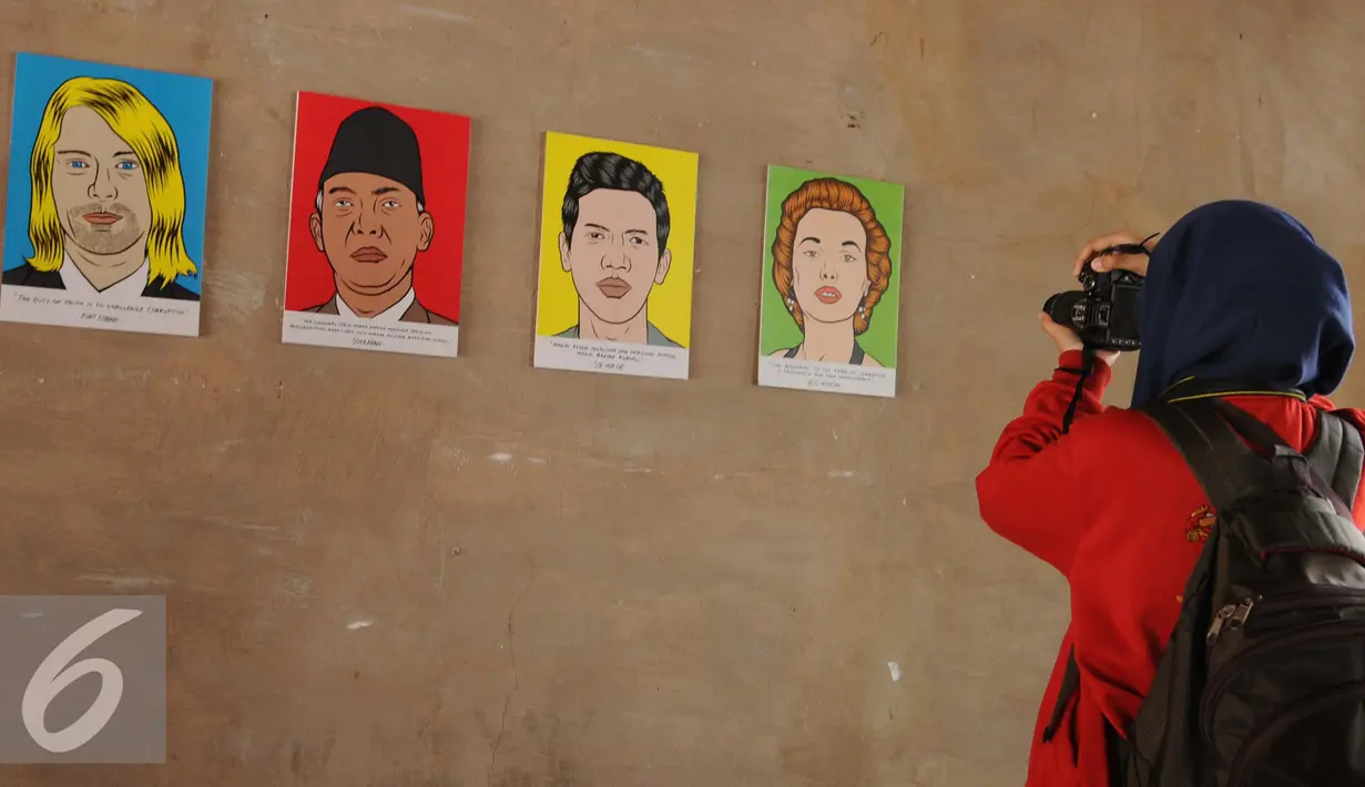 Pengunjung mengabadikan gambar tokoh anti korupsi dalam Pameran Peringatan Hari Anti Korupsi Oleh ICW di Histori Cafe, Kota Tua, Jakarta, Jum’at (9/12). (Liputan6.com/Gempur M Surya)