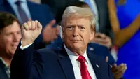 Donald Trump dengan perban di telinga, mengangkat tinjunya ke udara ketika massa bersorak atas kedatangannya di RNC atau Konvensi Partai Demokrat. (AP).