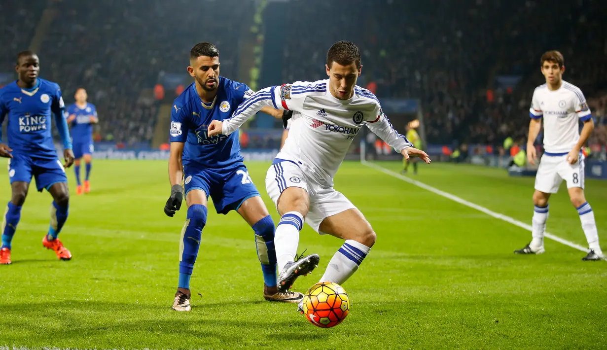 Gelandang Chelsea, Eden Hazard berusaha melewati gelandang Leicester, Riyad Mahrez pada lanjutan liga Inggris di King Power Stadium, Liecester (15/12). Leicester menang atas Chelsea dengan skor 2-1. (Reuters/Carl Recine)