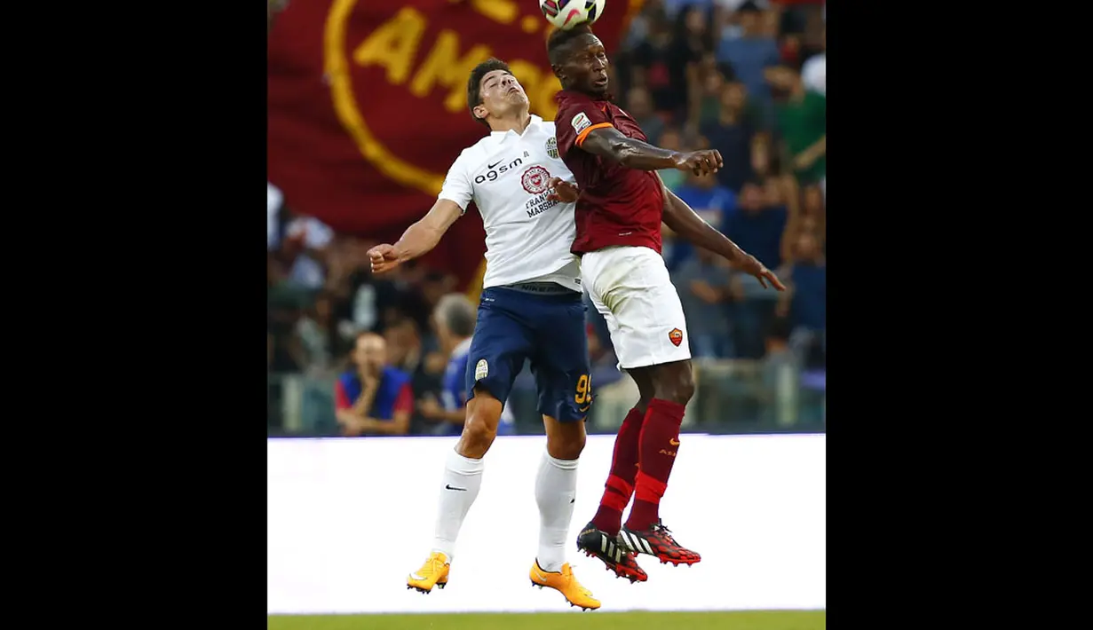 Mapou Yanga-Mbiwa (AS Roma - kanan) berduel udara dengan Nene (Hellas Verona) saat berlaga dilanjutan Serie A Italia di Stadion Olimpiade, Roma (27/9/2014). AS Roma unggul dua gol tanpa balas atas Hellas Verona. (REUTERS/Tony Gentile)