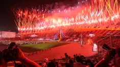Pertunjukan kembang api pada pesta penutupan SEA Games 2025 yang berlangsung di Rajamangala Stadium, Bangkok, Sabtu (20/12/2025) malam WIB.