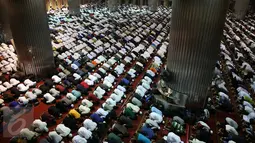 Ribuan umat muslim dari berbagai daerah sedang beristirahat usai tiba dan menjalankan salat Shubuh di Masjid Istiqlal, Jakarta. (04/10). (Liputan6.com/Johan Tallo)
