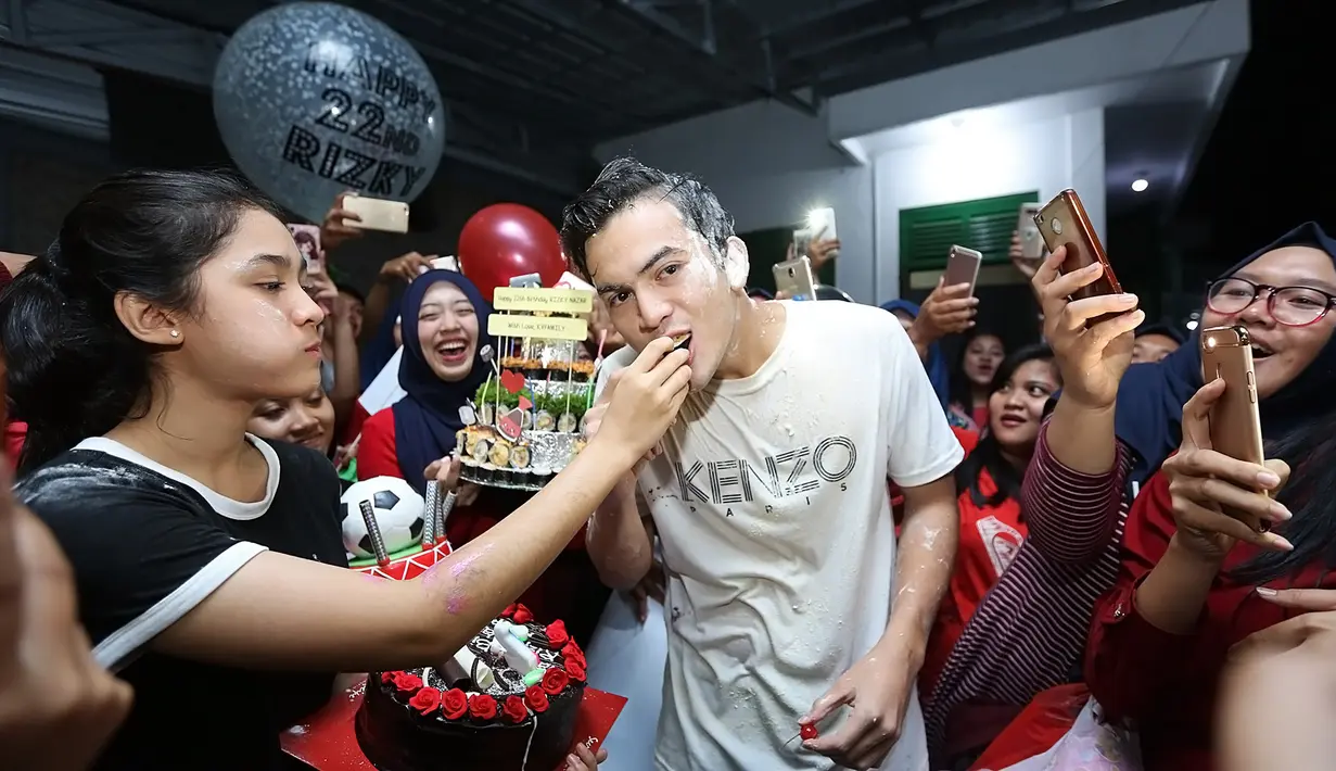 Mandi tepung bareng Cut Syifa di tengah malam, Rizky Nazar pun juga disuapin kue ulang tahun oleh gadis cantik yang diisukan punya hubungan spesial dengannya. Tampak serasi dan romantis di antara mereka berdua. (Bambang E.Ros/Bintang.com)